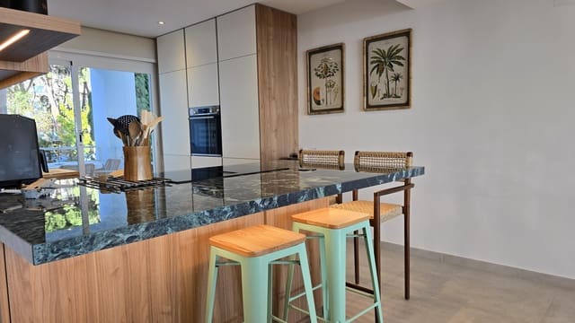 Apartamento de 2 habitaciones en Río Real, Marbella en alquiler con piscina - 3.900 € (Ref: 9630307)