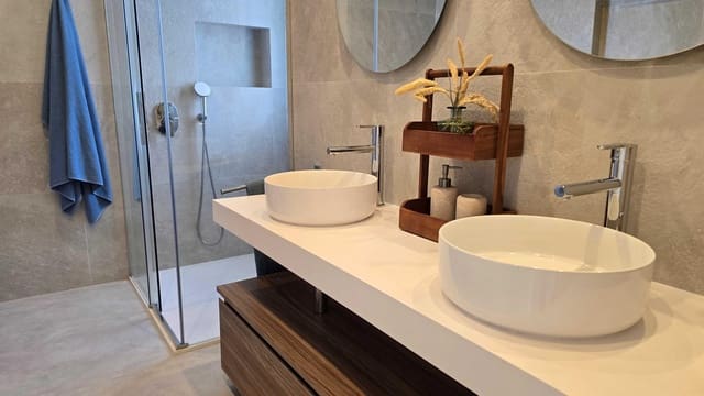 Apartamento de 2 habitaciones en Río Real, Marbella en alquiler con piscina - 3.900 € (Ref: 9630307)