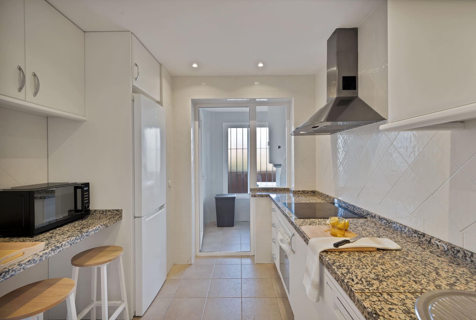 2 slaapkamer Appartement te huur in Marbella met zwembad - € 2.300 (Ref: 9637796)