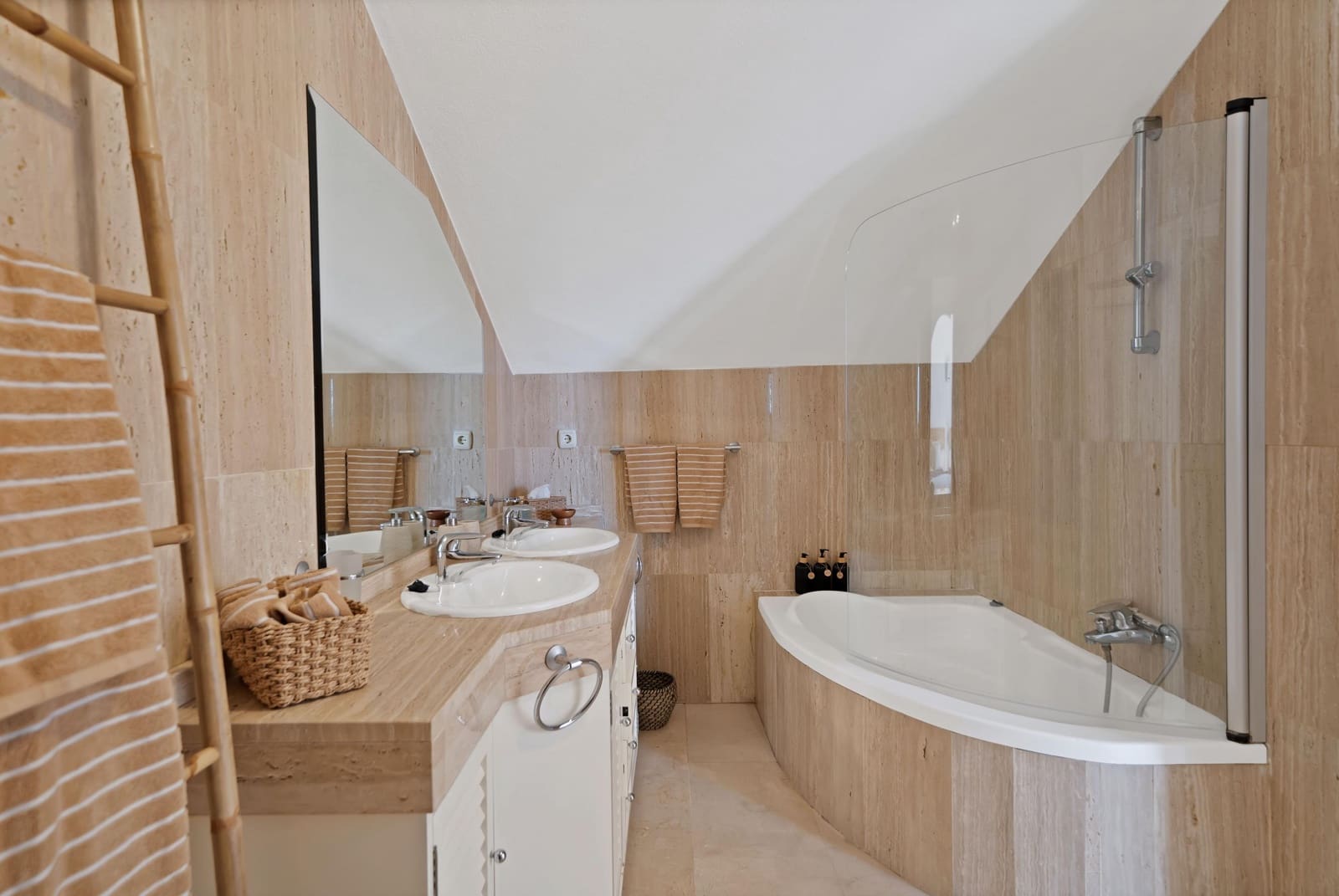 2 slaapkamer Appartement te huur in Marbella met zwembad - € 2.300 (Ref: 9637796)