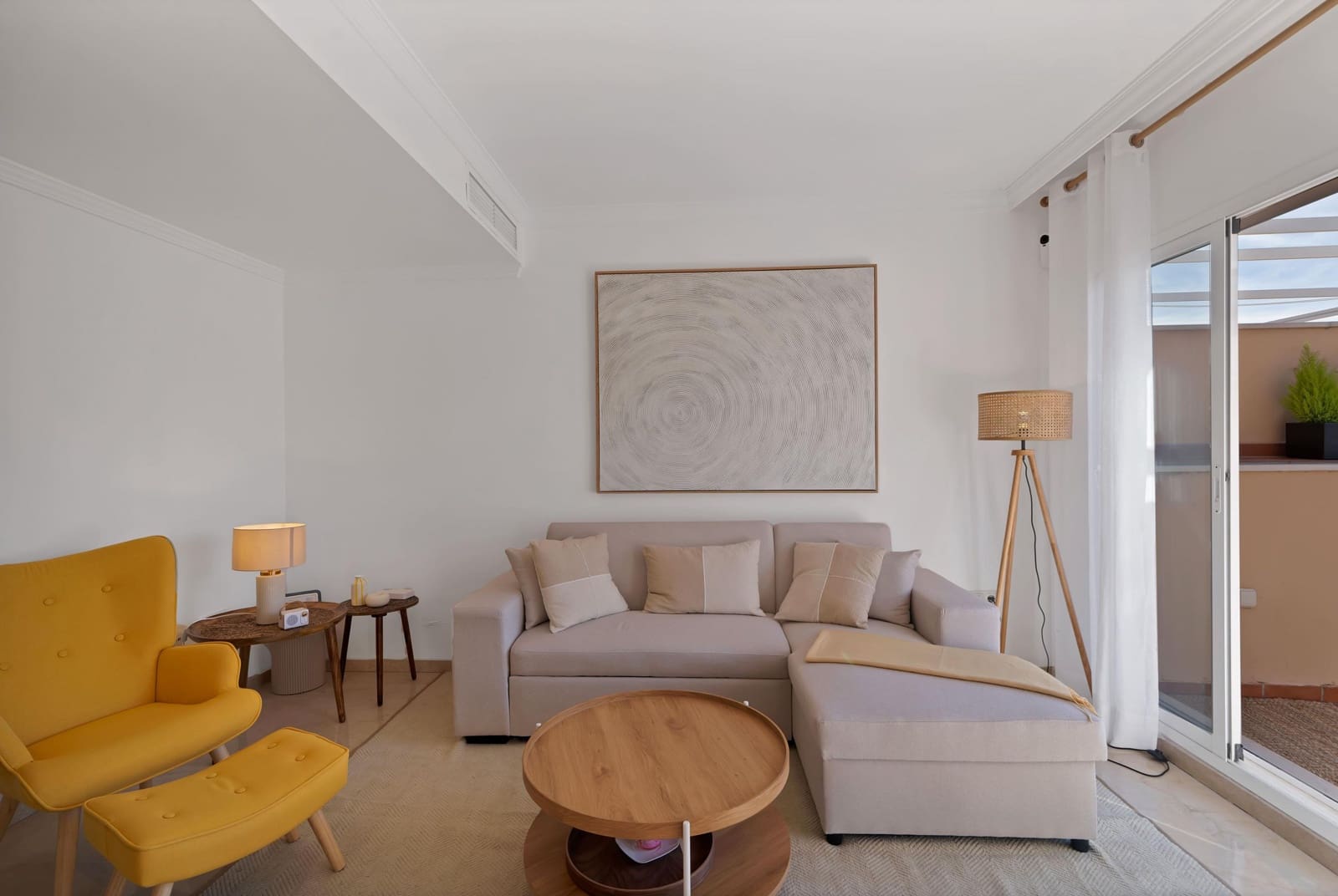 2 soverom Leilighet til leie i Marbella med svømmebasseng garasje - € 2 300 (Ref: 9637796)