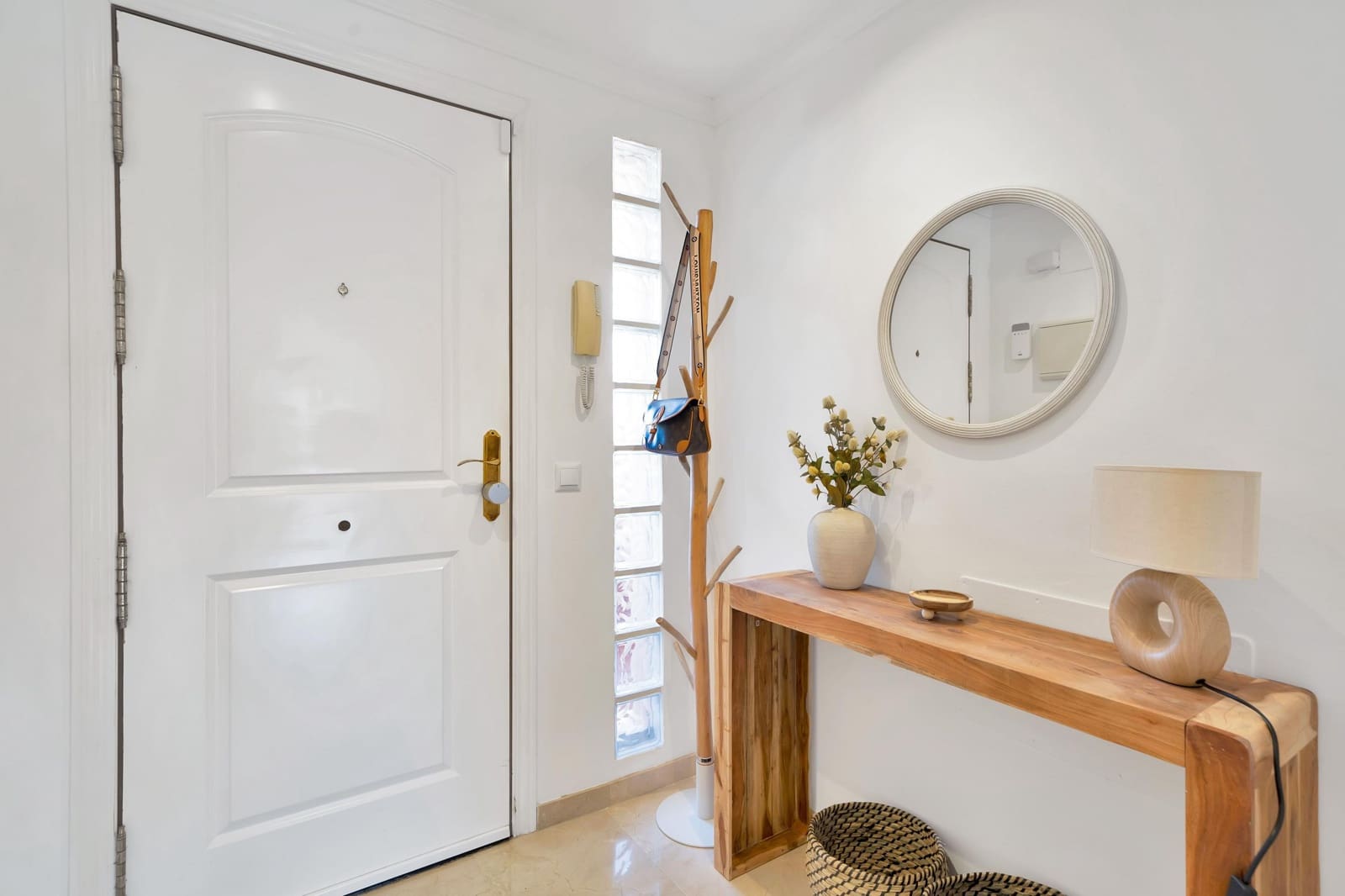 2 soverom Leilighet til leie i Marbella med svømmebasseng garasje - € 2 300 (Ref: 9637796)