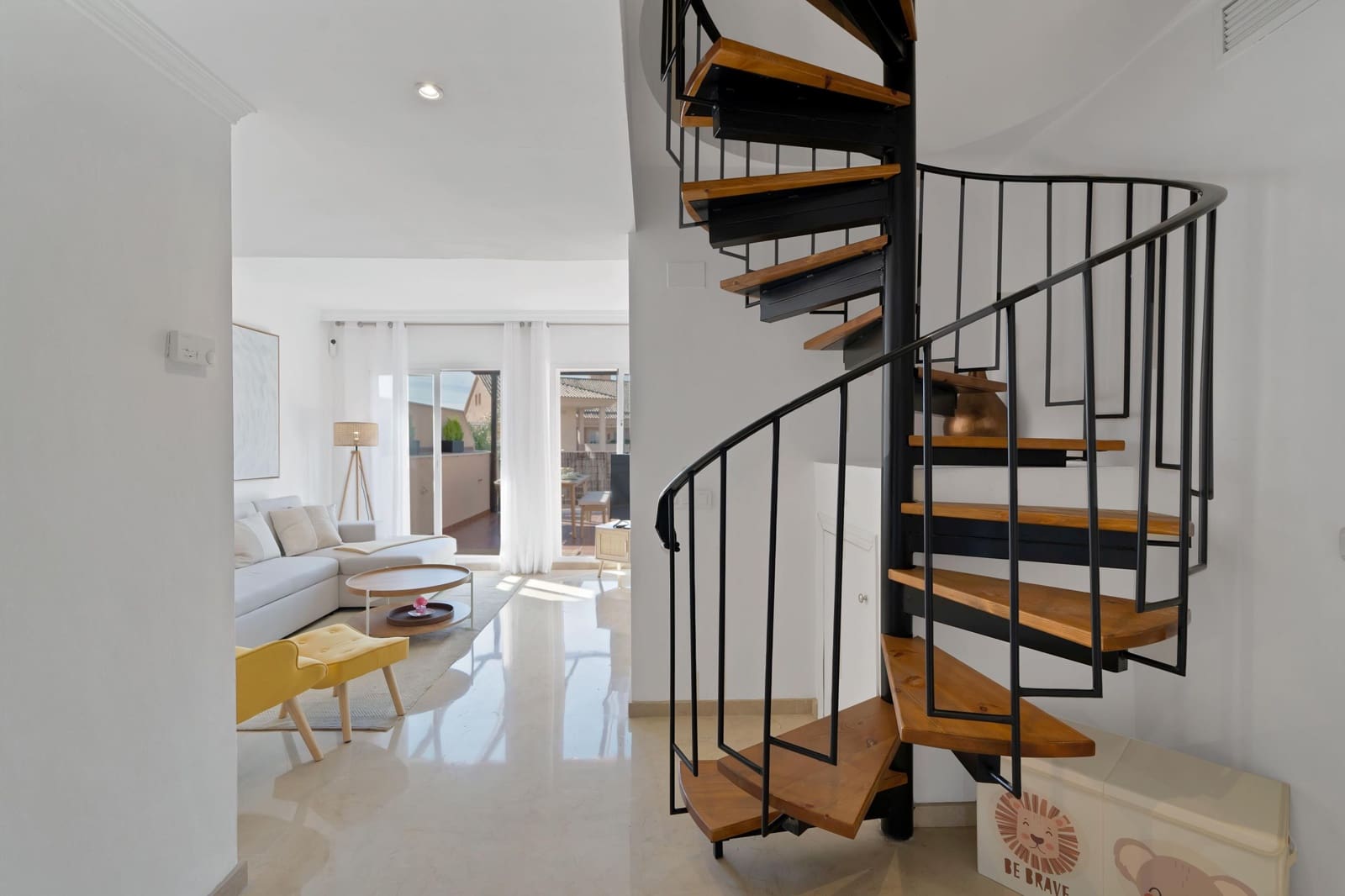 2 soverom Leilighet til leie i Marbella med svømmebasseng garasje - € 2 300 (Ref: 9637796)