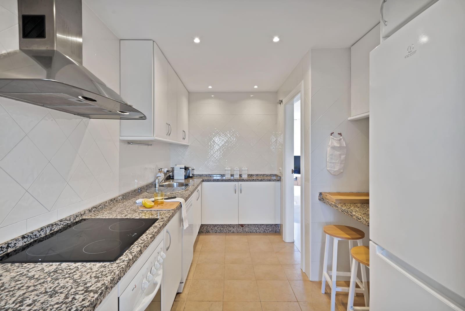 2 soverom Leilighet til leie i Marbella med svømmebasseng garasje - € 2 300 (Ref: 9637796)