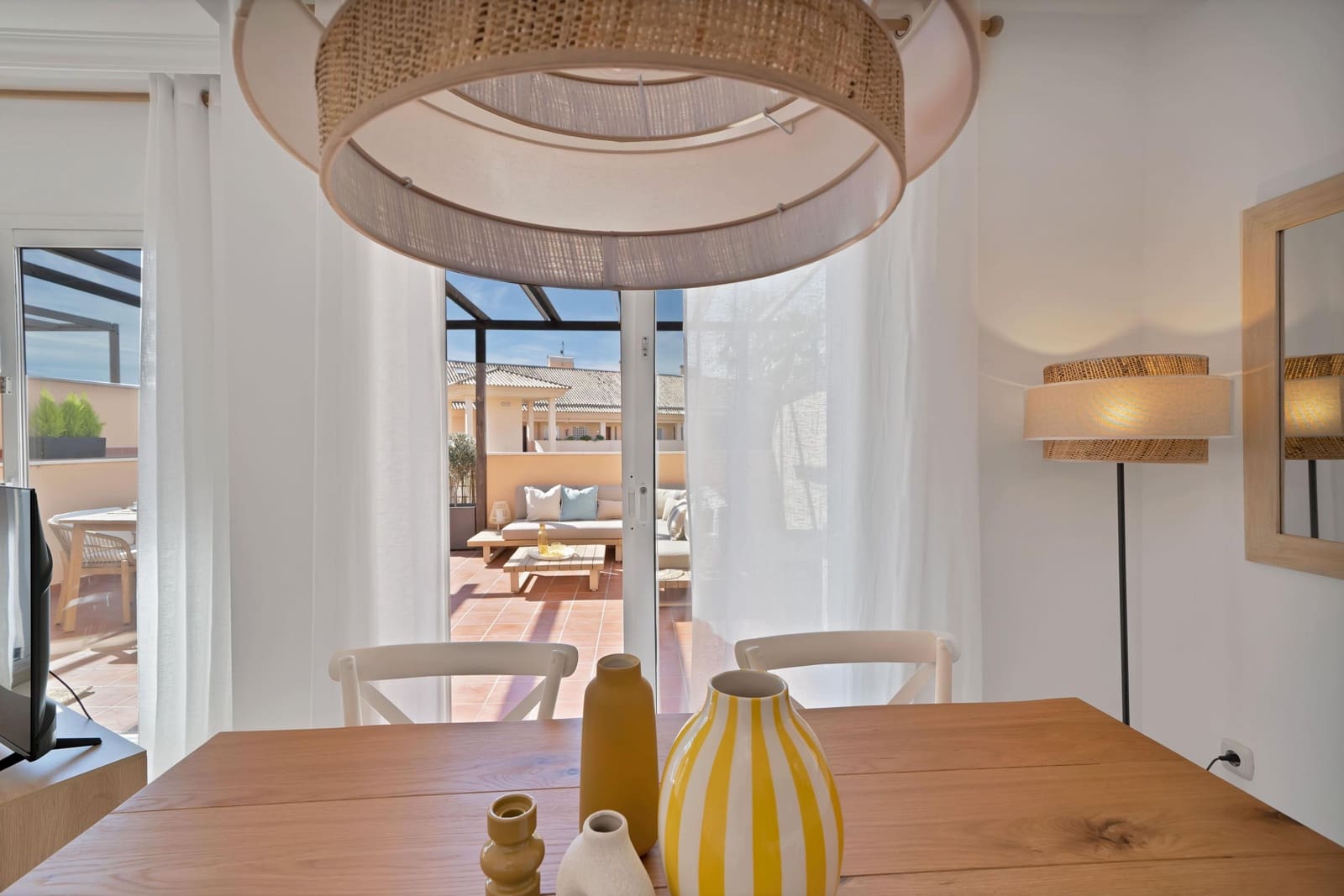 2 soverom Leilighet til leie i Marbella med svømmebasseng garasje - € 2 300 (Ref: 9637796)