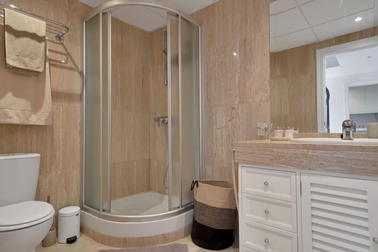 2 soverom Leilighet til leie i Marbella med svømmebasseng garasje - € 2 300 (Ref: 9637796)