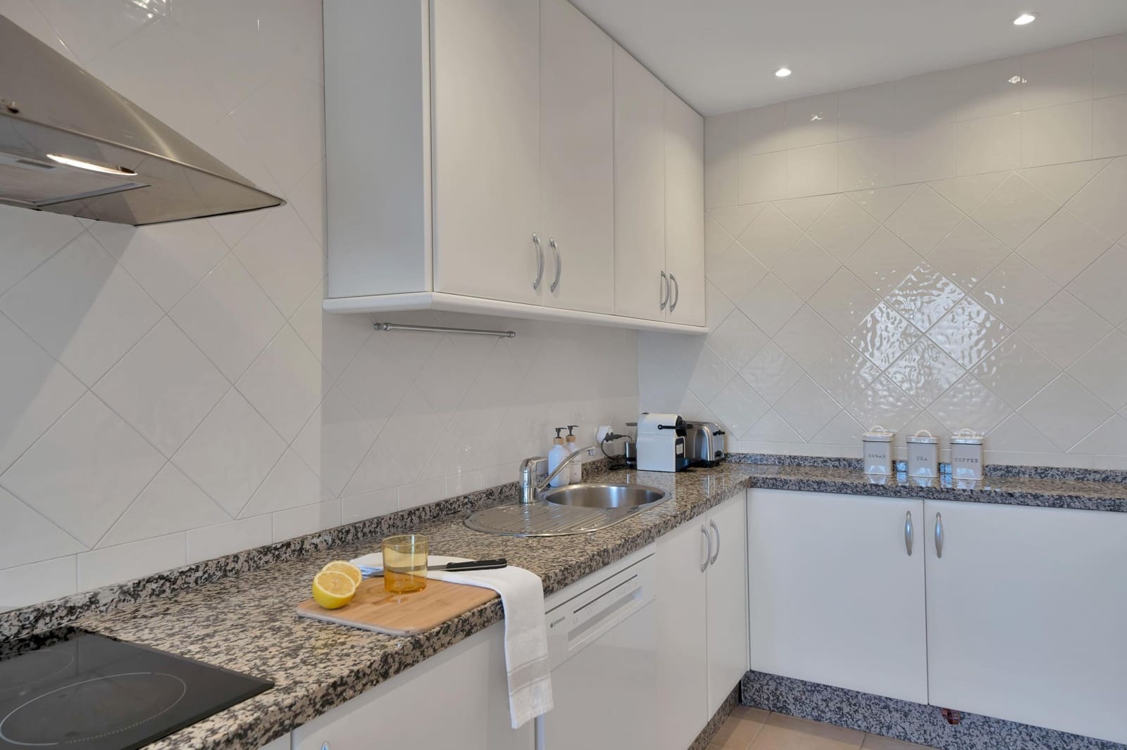 2 soverom Leilighet til leie i Marbella med svømmebasseng garasje - € 2 300 (Ref: 9637796)