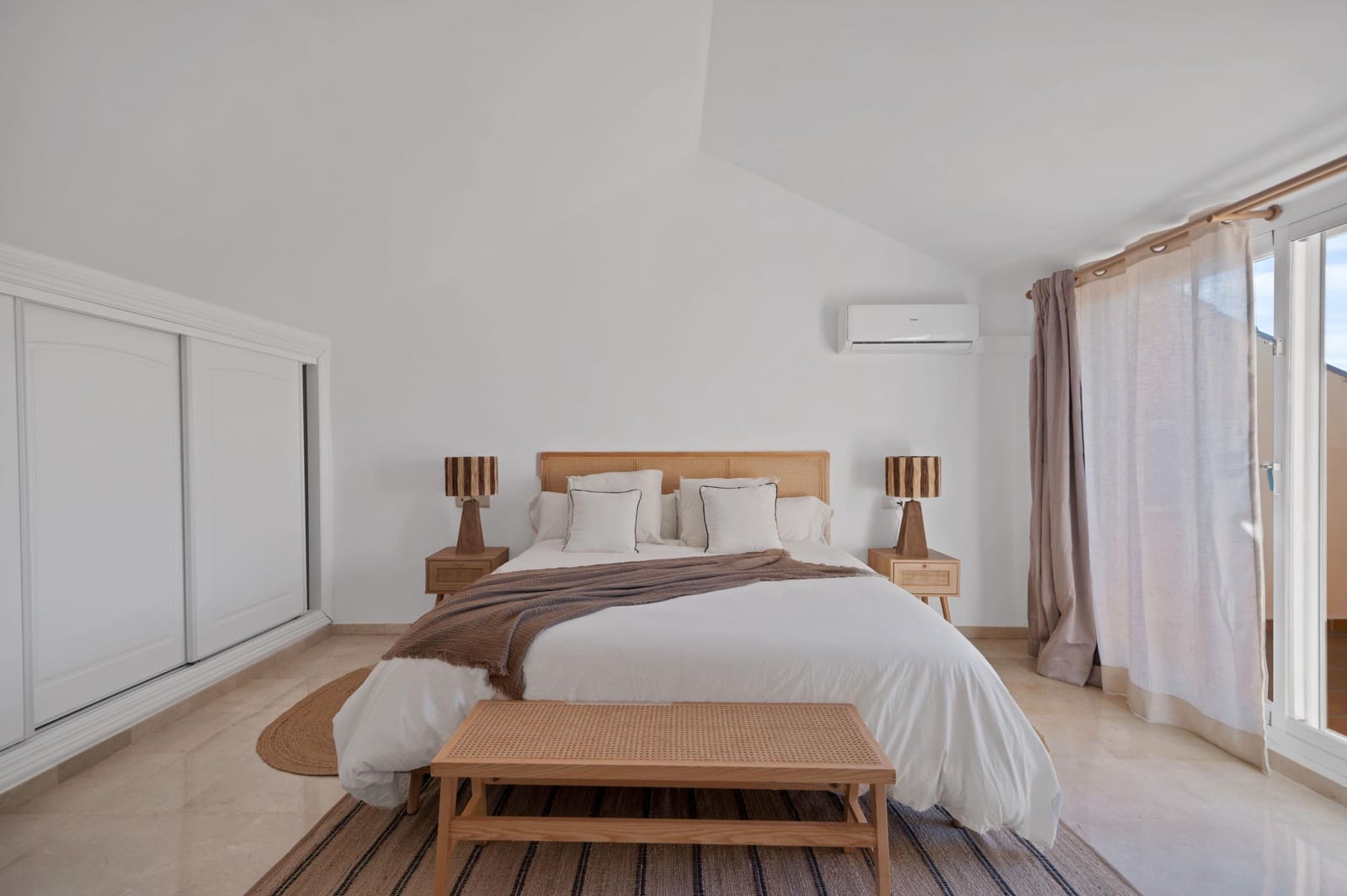 2 soverom Leilighet til leie i Marbella med svømmebasseng garasje - € 2 300 (Ref: 9637796)