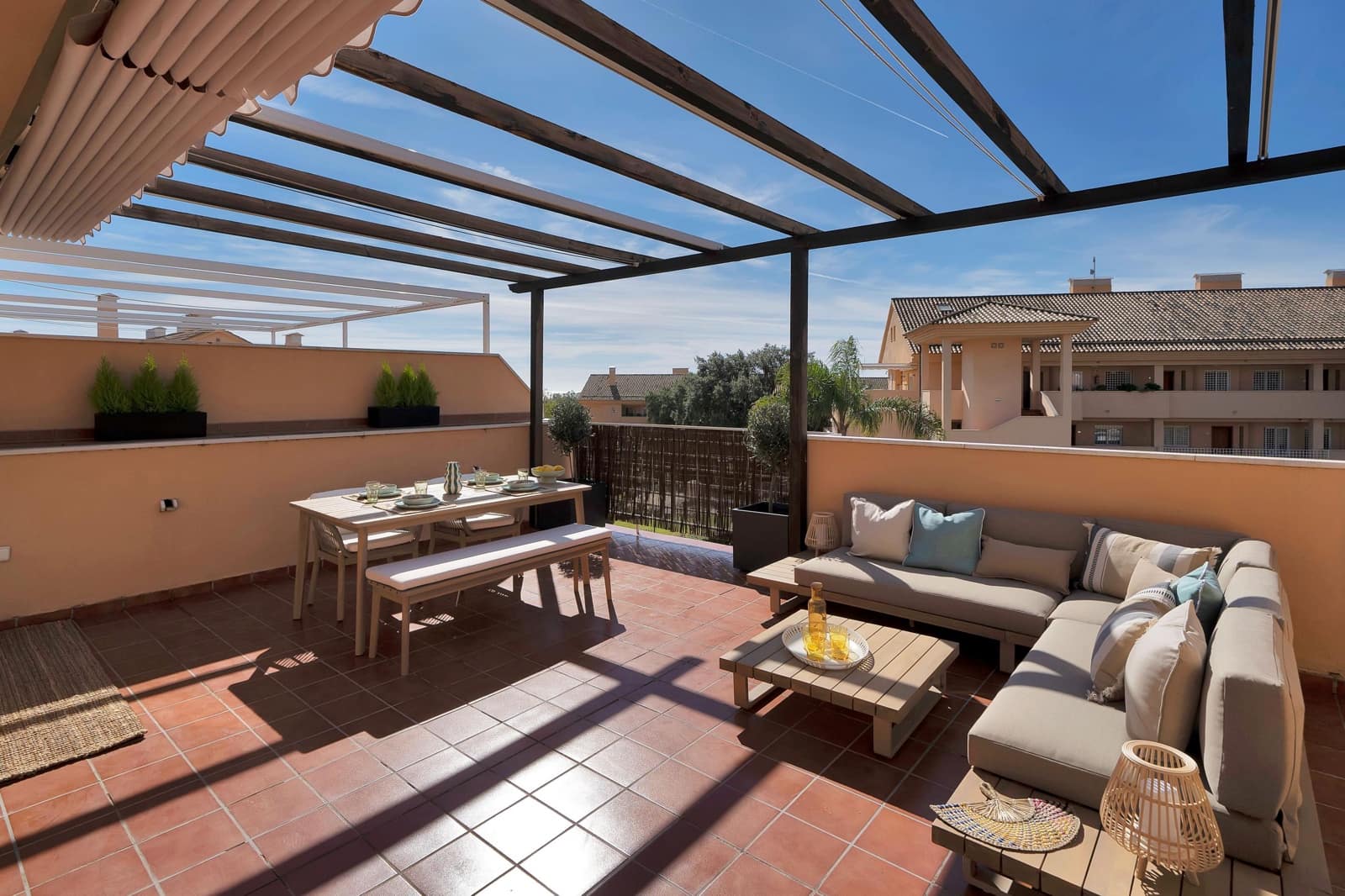 2 soverom Leilighet til leie i Marbella med svømmebasseng garasje - € 2 300 (Ref: 9637796)