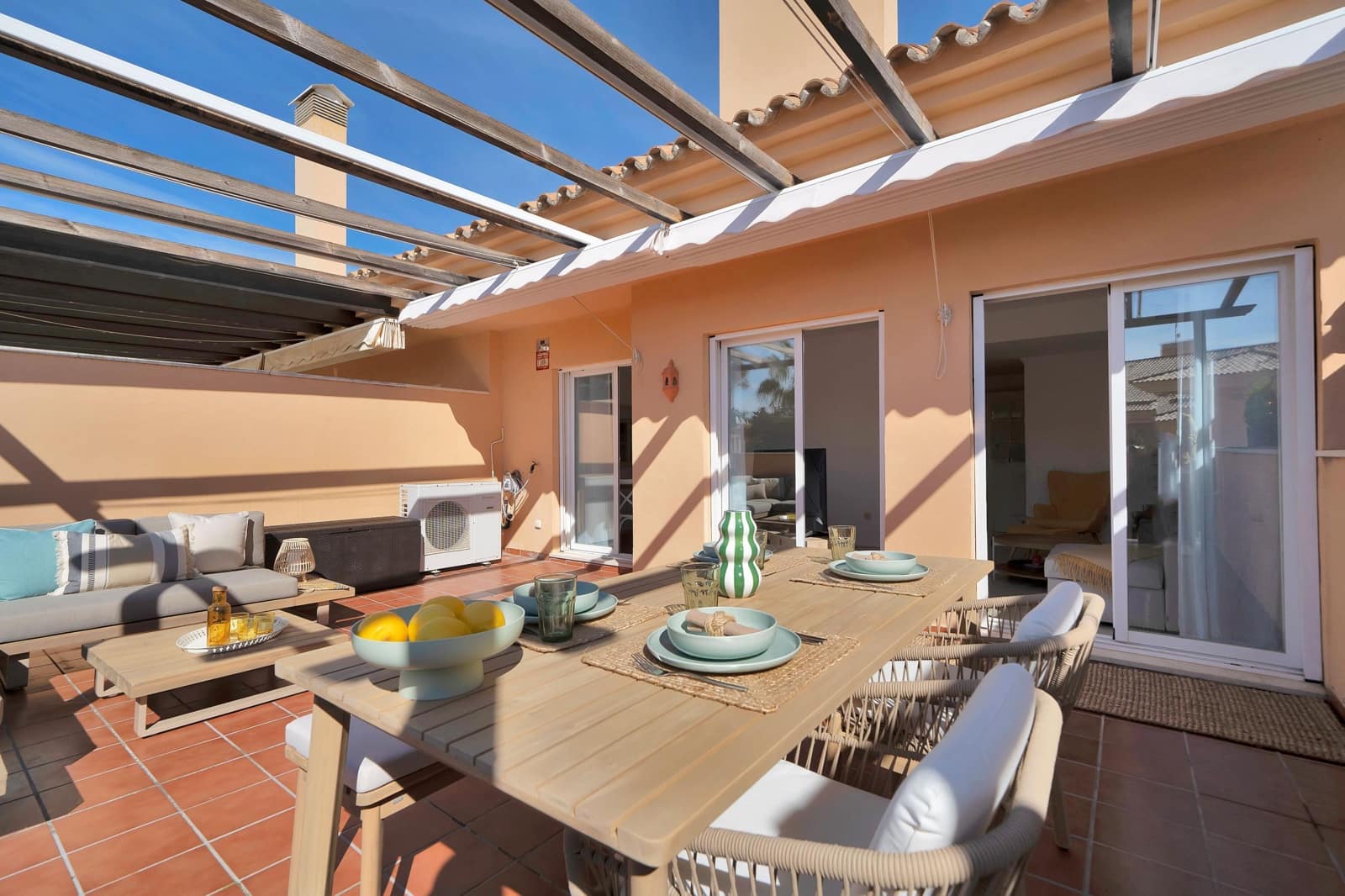 2 soverom Leilighet til leie i Marbella med svømmebasseng garasje - € 2 300 (Ref: 9637796)