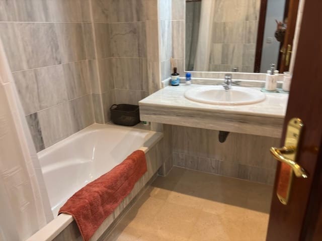 3 quarto Apartamento para arrendar em Río Real, Marbella com piscina - 2 500 € (Ref: 9645267)