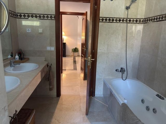 3 makuuhuone Huoneisto vuokrattavana paikassa Río Real, Marbella mukana uima-altaan 
autotalli - 2 500 € (Ref: 9645267)