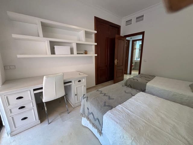 3 makuuhuone Huoneisto vuokrattavana paikassa Río Real, Marbella mukana uima-altaan 
autotalli - 2 500 € (Ref: 9645267)