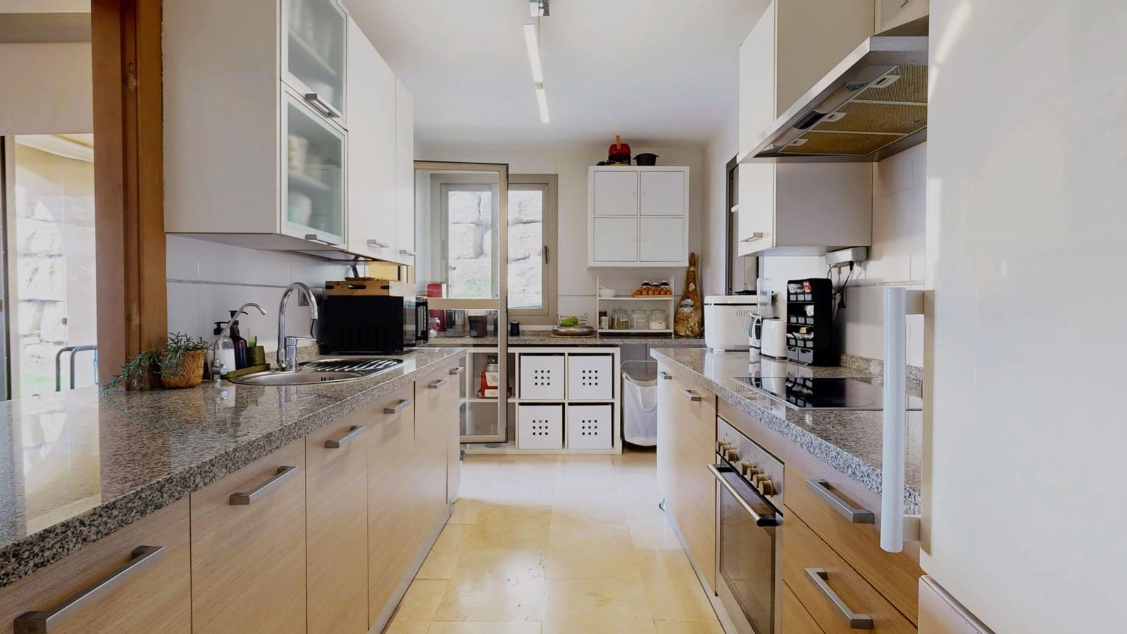 4 bedroom Apartment for sale in Benahavis with pool - € 639,000 (Ref: 9648386)