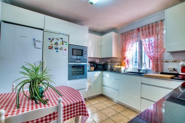 Finca/Casa Rural de 4 habitaciones en Alcaucín en venta con piscina - 375.000 € (Ref: 9656286)