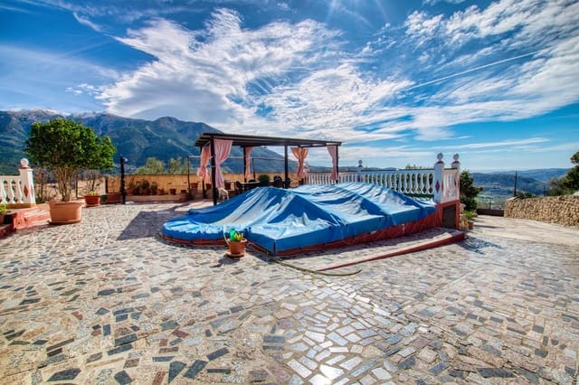 Finca/Casa Rural de 4 habitaciones en Alcaucín en venta con piscina - 375.000 € (Ref: 9656286)