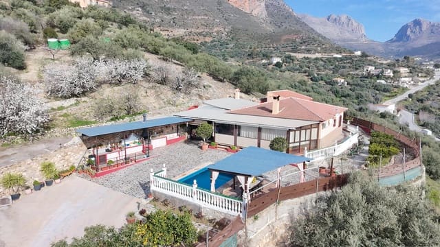 Finca/Casa Rural de 4 habitaciones en Alcaucín en venta con piscina - 375.000 € (Ref: 9656286)