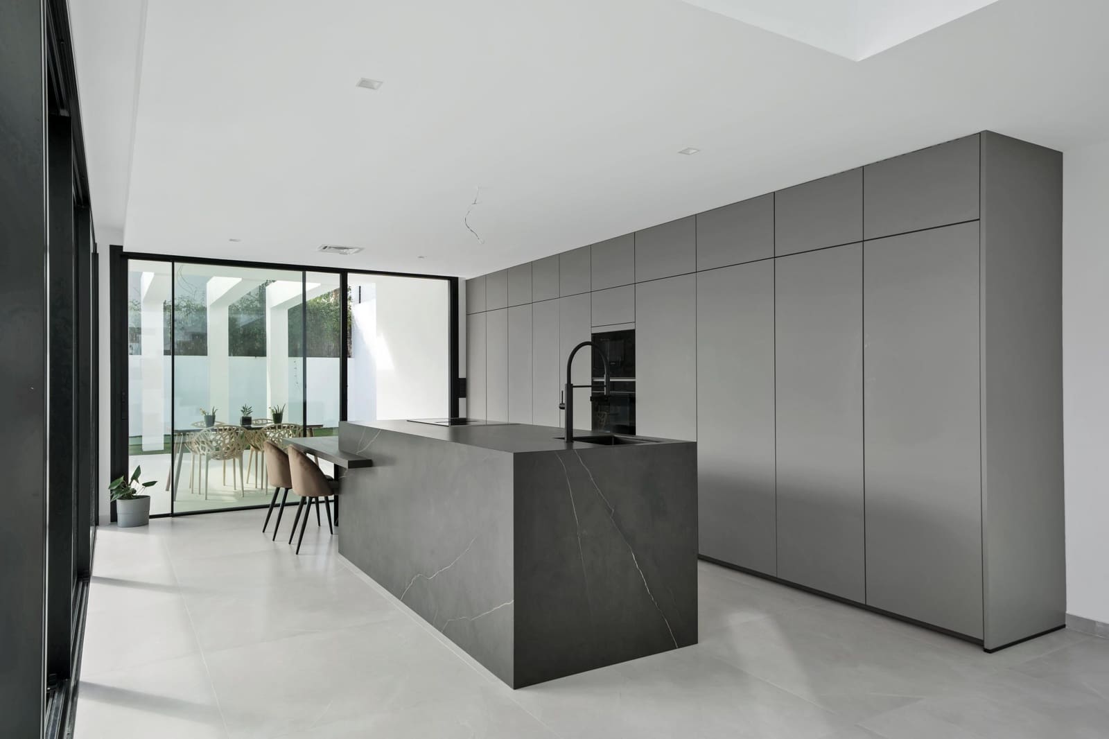 4 bedroom Villa for sale in La Quinta with pool - € 3,500,000 (Ref: 9686773)