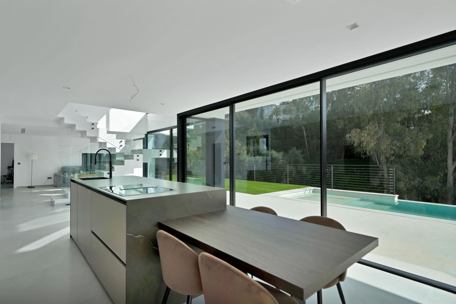 4 bedroom Villa for sale in La Quinta with pool - € 3,500,000 (Ref: 9686773)