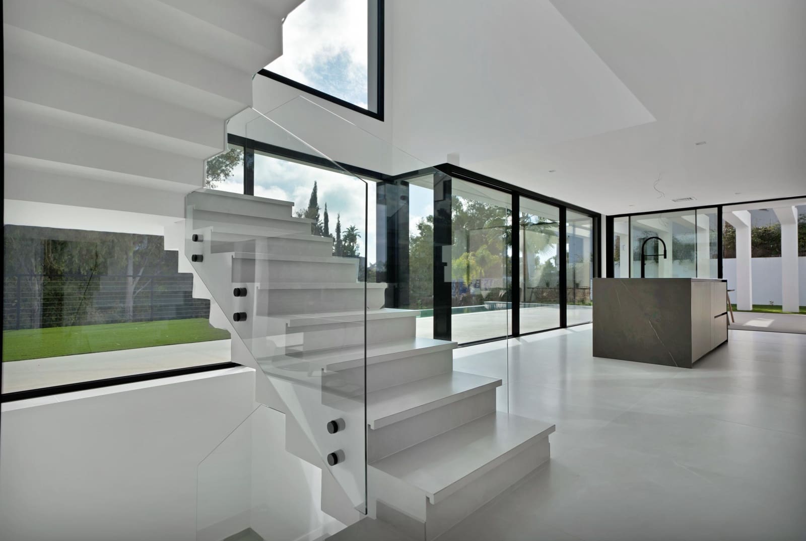 4 bedroom Villa for sale in La Quinta with pool - € 3,500,000 (Ref: 9686773)