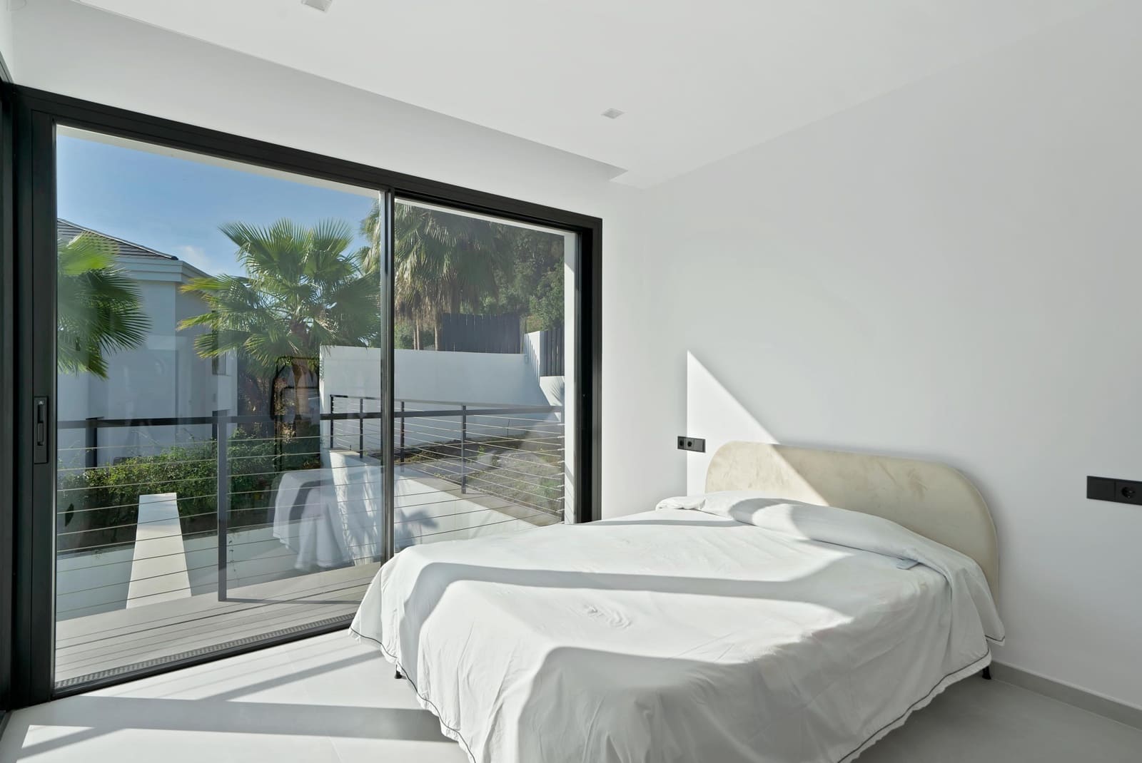 4 bedroom Villa for sale in La Quinta with pool - € 3,500,000 (Ref: 9686773)