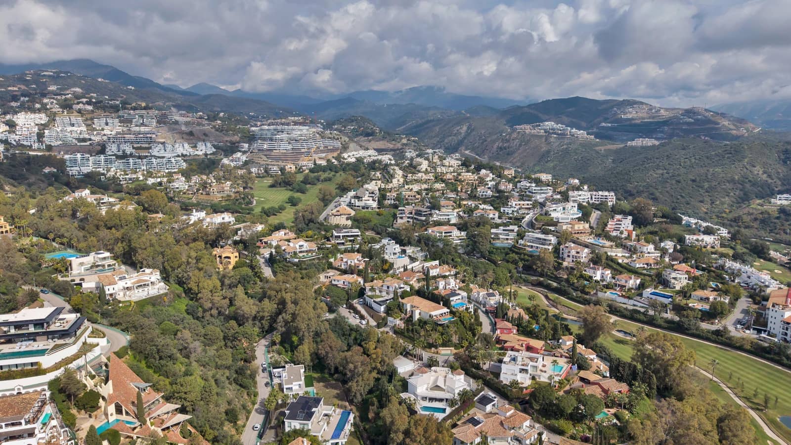 4 bedroom Villa for sale in La Quinta with pool - € 3,500,000 (Ref: 9686773)