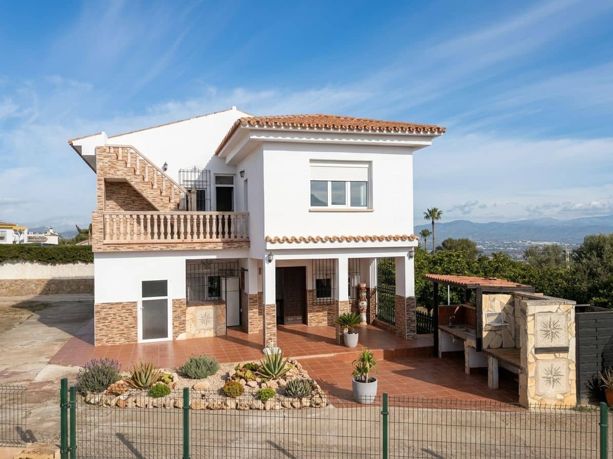 4 bedroom Villa for sale in Alhaurin de la Torre with pool garage - € 670,000 (Ref: 9720212)