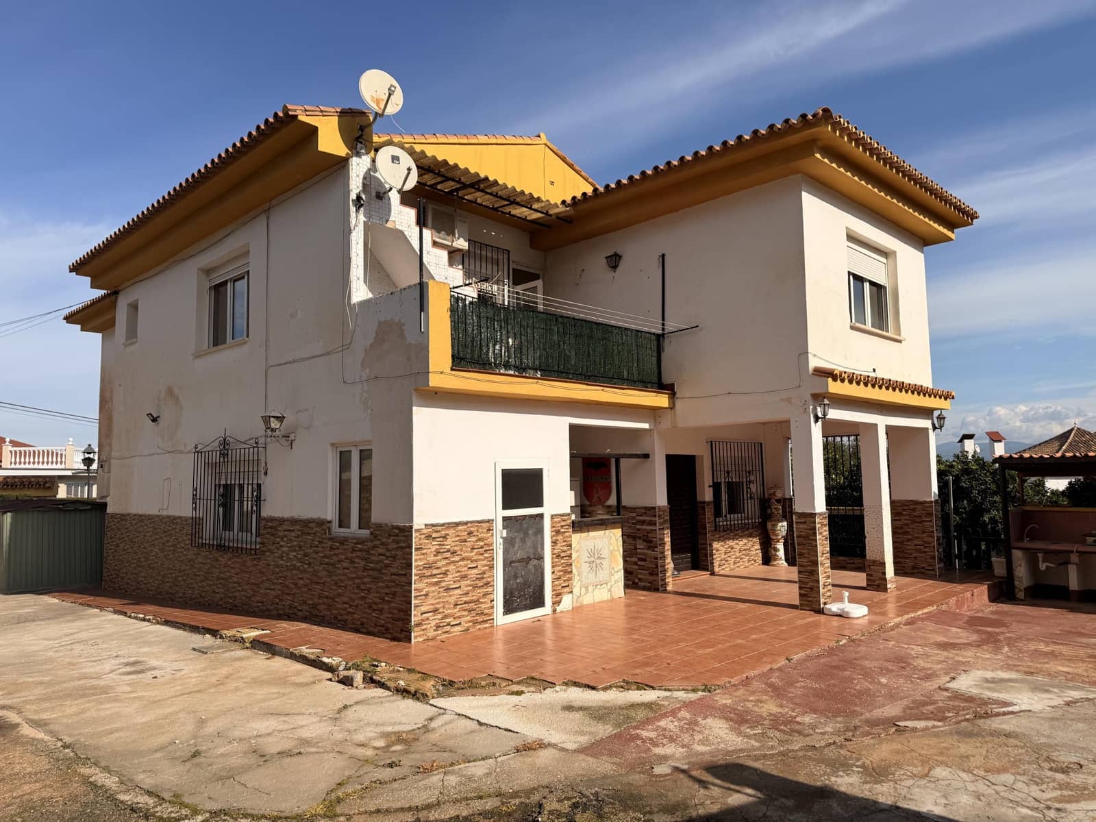 4 bedroom Villa for sale in Alhaurin de la Torre with pool garage - € 670,000 (Ref: 9720212)