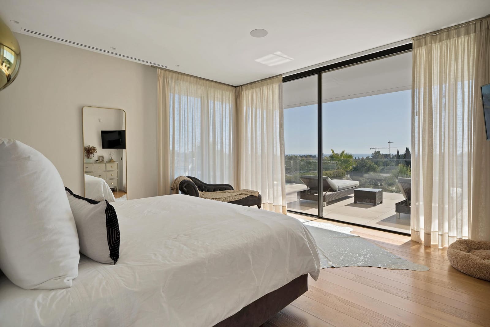 6 bedroom Villa for rent in Marbella with pool - € 35,000 (Ref: 9720213)