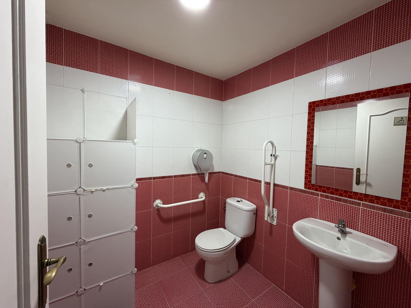 2 bedroom Commercial for sale in Estepona - € 215,000 (Ref: 9748187)