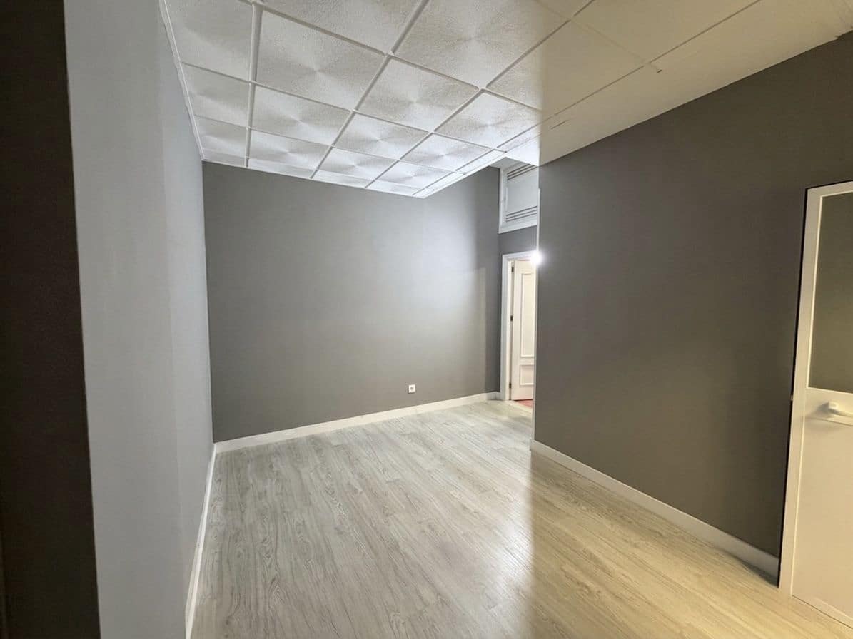 2 bedroom Commercial for sale in Estepona - € 215,000 (Ref: 9748187)