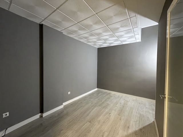 2 slaapkamer Commercieel te koop in Altos de Estepona, Estepona - € 215.000 (Ref: 9748187)