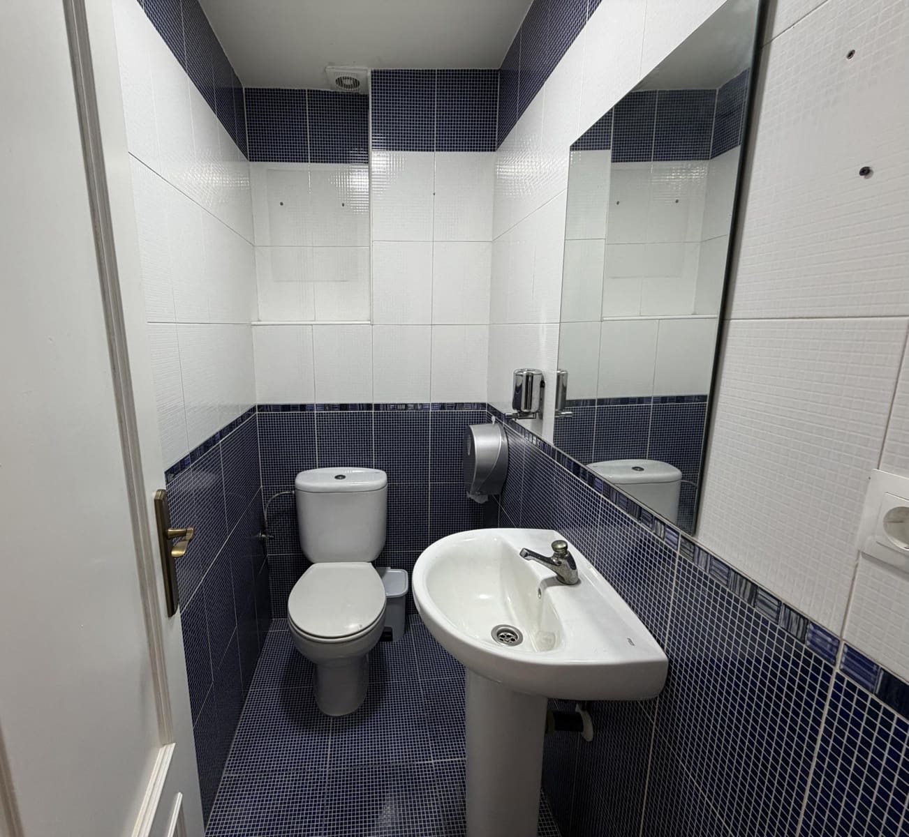 2 bedroom Commercial for sale in Estepona - € 215,000 (Ref: 9748187)