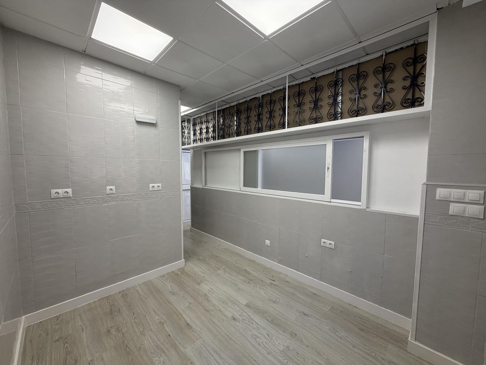 2 bedroom Commercial for sale in Estepona - € 215,000 (Ref: 9748187)