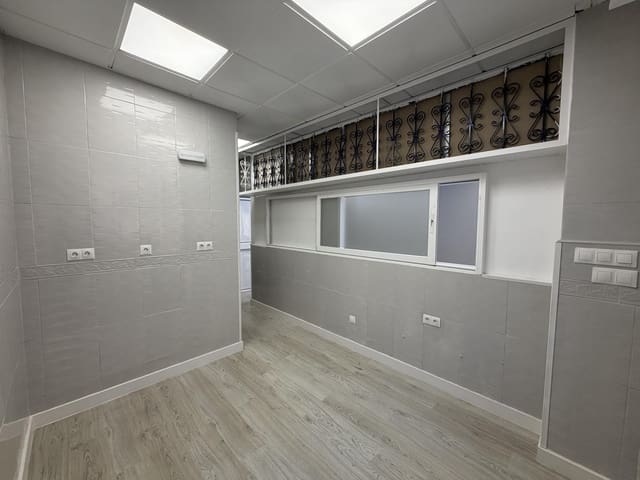 2 slaapkamer Commercieel te koop in Altos de Estepona, Estepona - € 215.000 (Ref: 9748187)