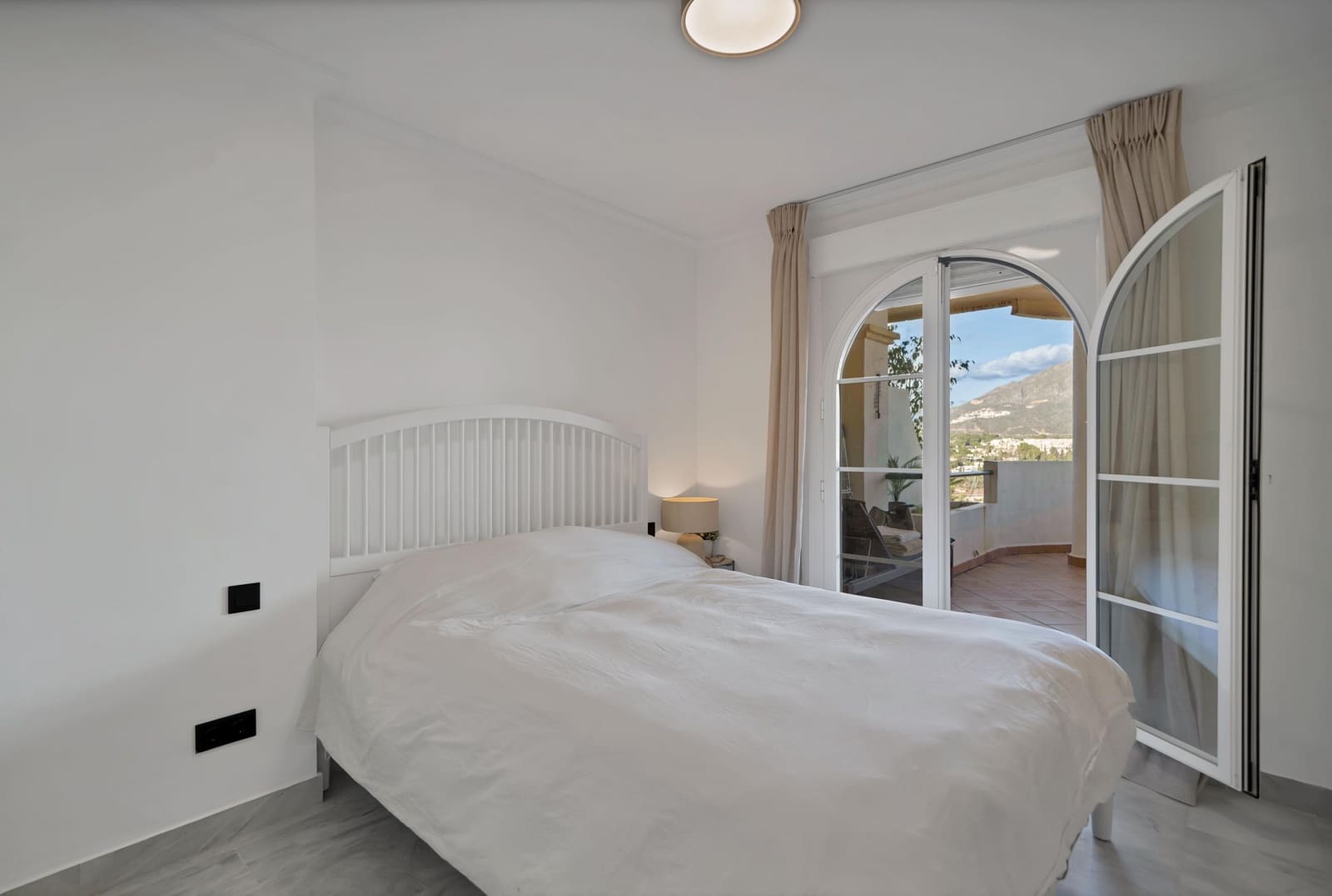 2 bedroom Apartment for rent in Nueva Andalucia with pool garage - € 3,000 (Ref: 9773291)