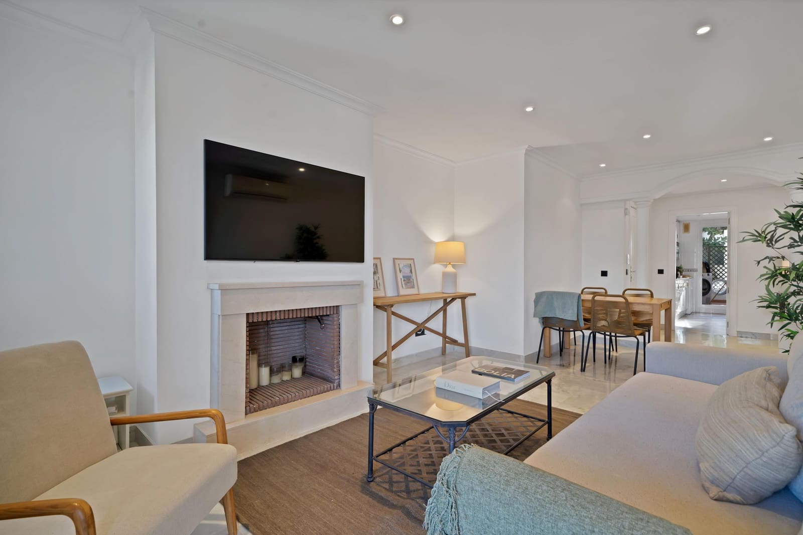 2 bedroom Apartment for rent in Nueva Andalucia with pool garage - € 3,000 (Ref: 9773291)