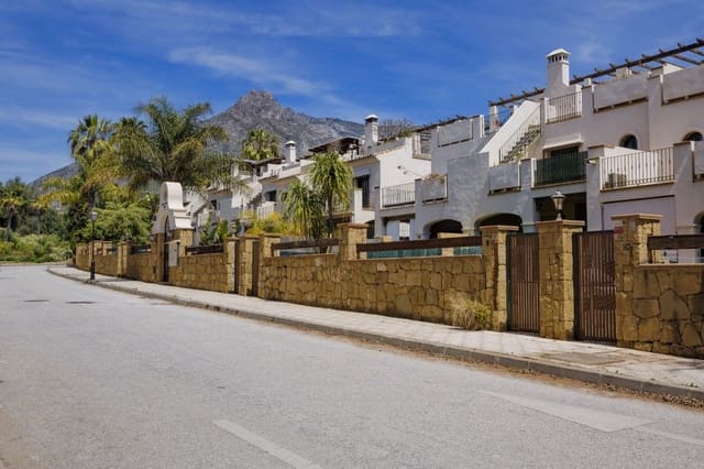 3 soveværelse Rækkehus til salg i Marbella med swimmingpool garage - € 849.000 (Ref: 9791265)