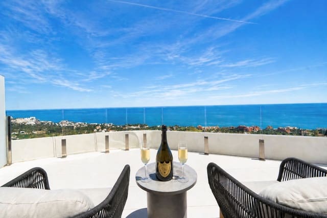 Ático de 4 habitaciones en Benalmádena pueblo, Benalmádena en venta con piscina garaje - 1.225.000 € (Ref: 9806660)