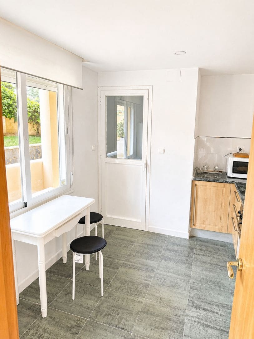 2 soverom Leilighet til leie i Marbella med svømmebasseng garasje - € 1 750 (Ref: 9806662)