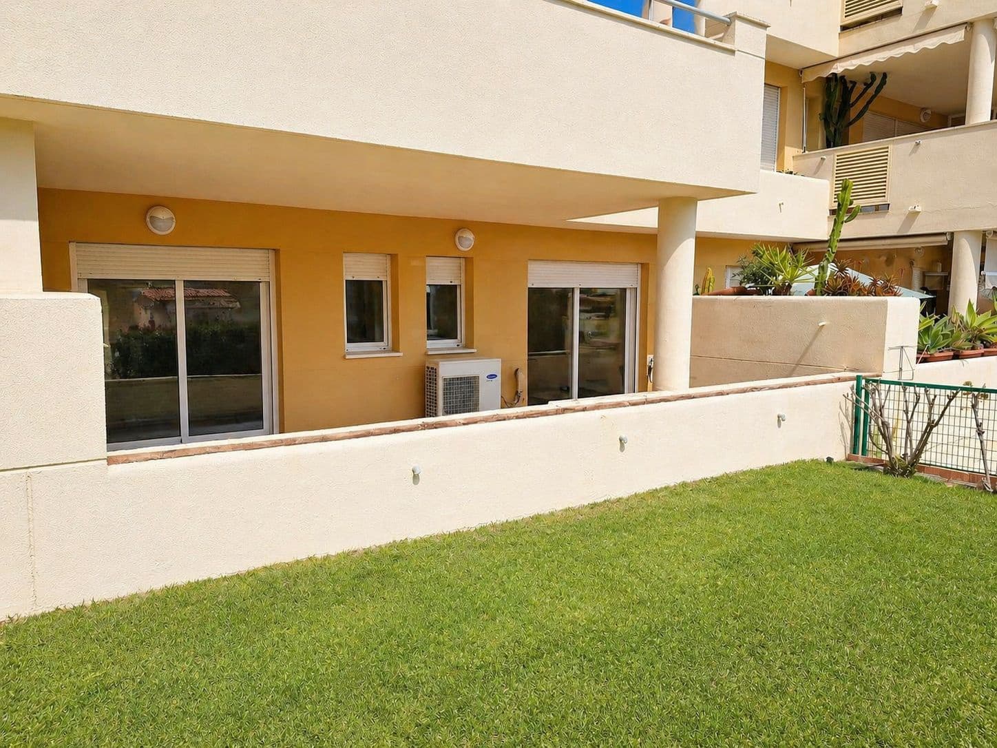 2 soverom Leilighet til leie i Marbella med svømmebasseng garasje - € 1 750 (Ref: 9806662)