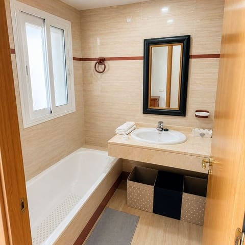 2 soverom Leilighet til leie i Marbella med svømmebasseng garasje - € 1 750 (Ref: 9806662)