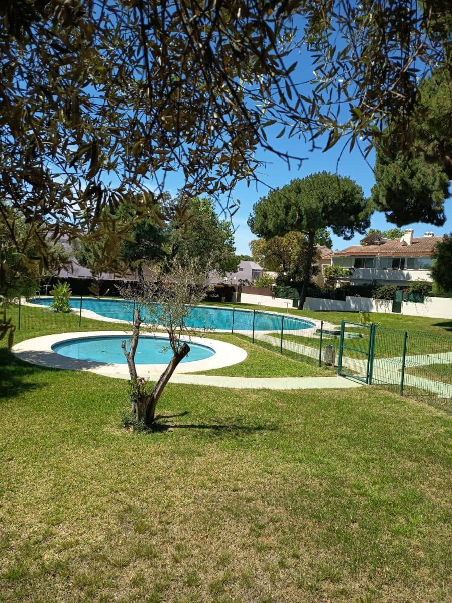 Appartement de 2 chambres à louer à Marbella avec piscine garage - 1 600 € (Ref: 9806662)