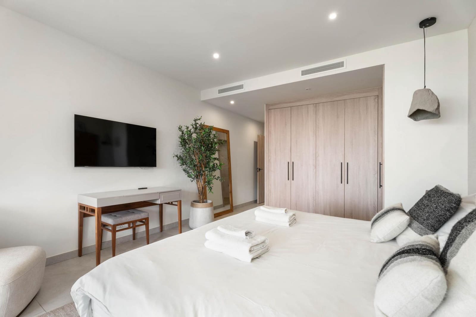 3 bedroom Apartment for sale in Marbella with pool - € 2,200,000 (Ref: 9849636)