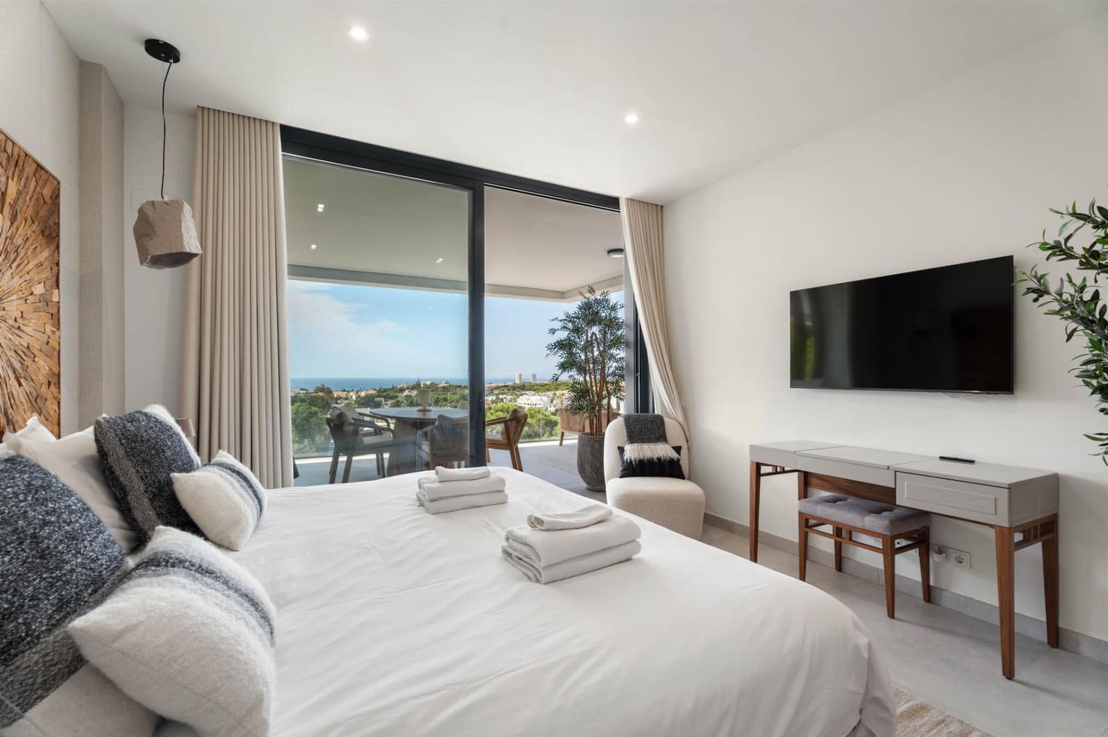 3 bedroom Apartment for sale in Marbella with pool - € 2,200,000 (Ref: 9849636)