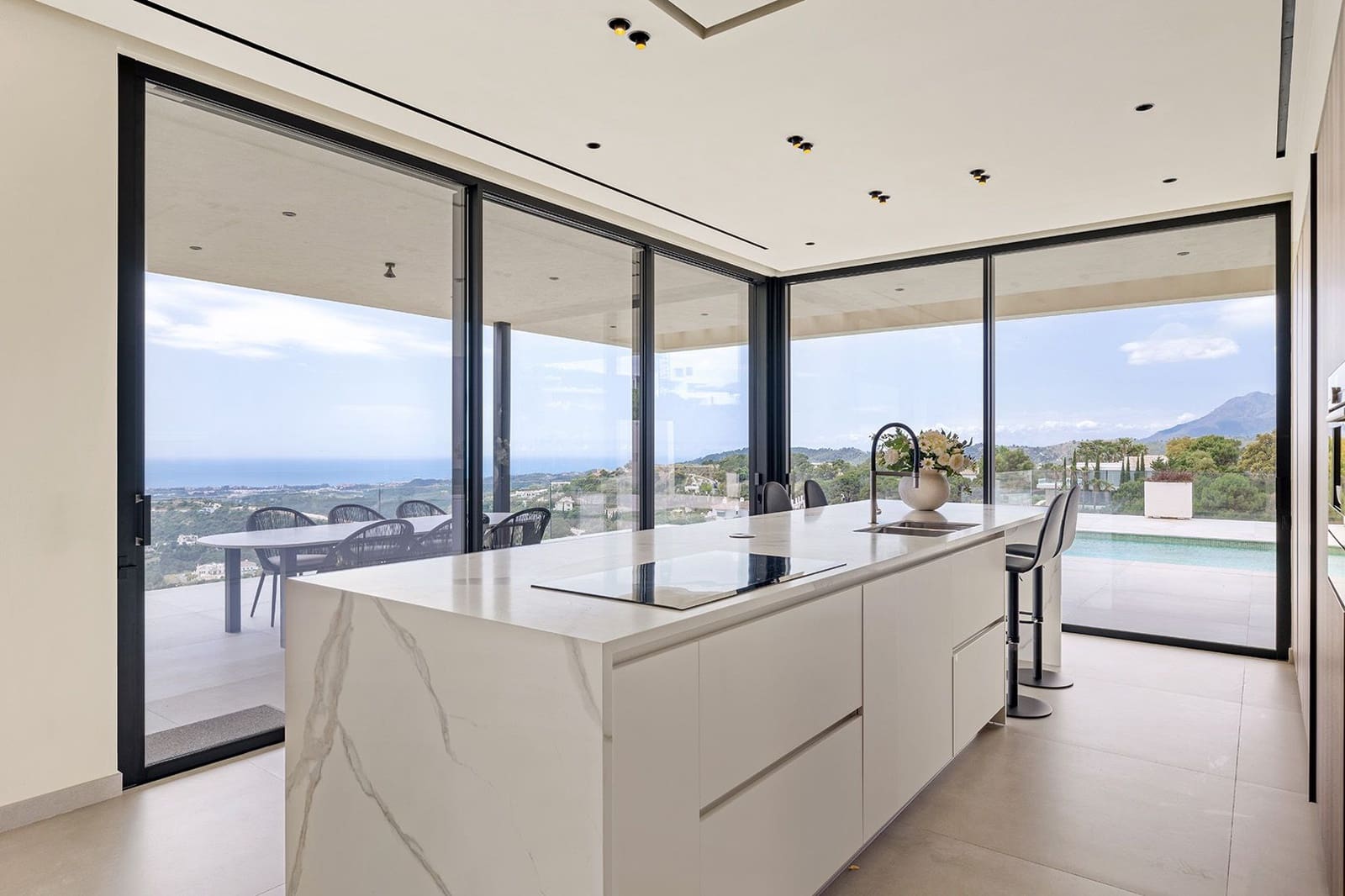 5 bedroom Villa for sale in Benahavis with pool - € 4,150,000 (Ref: 9849637)