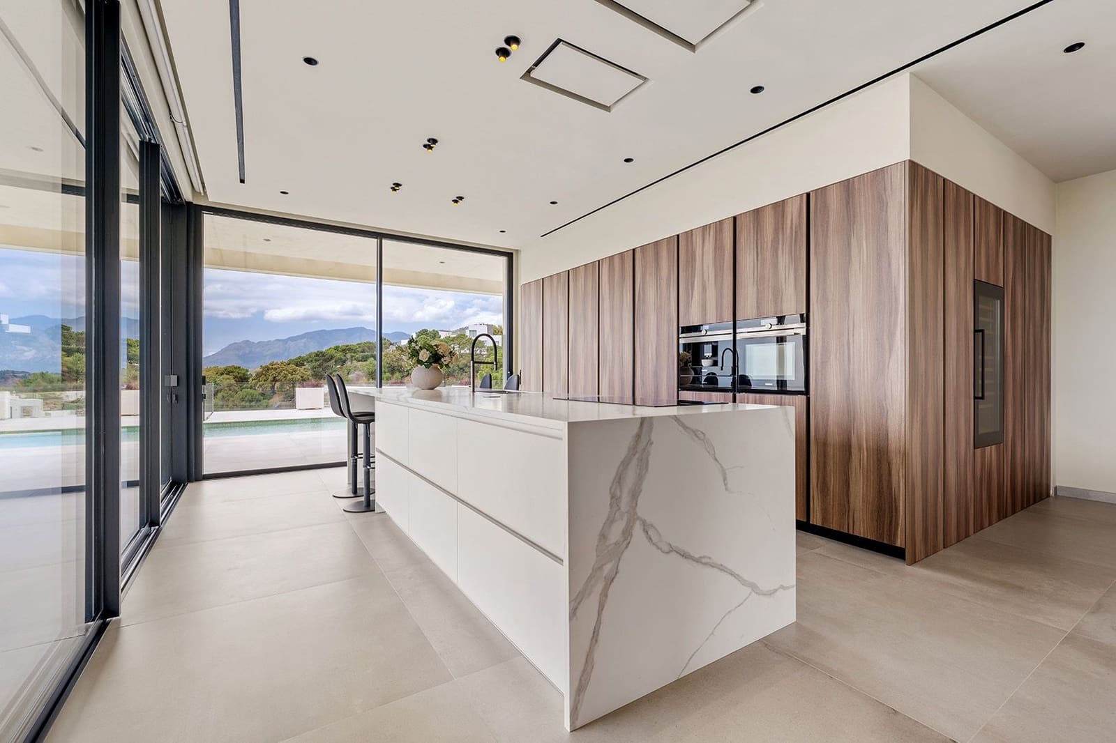 5 bedroom Villa for sale in Benahavis with pool - € 4,150,000 (Ref: 9849637)