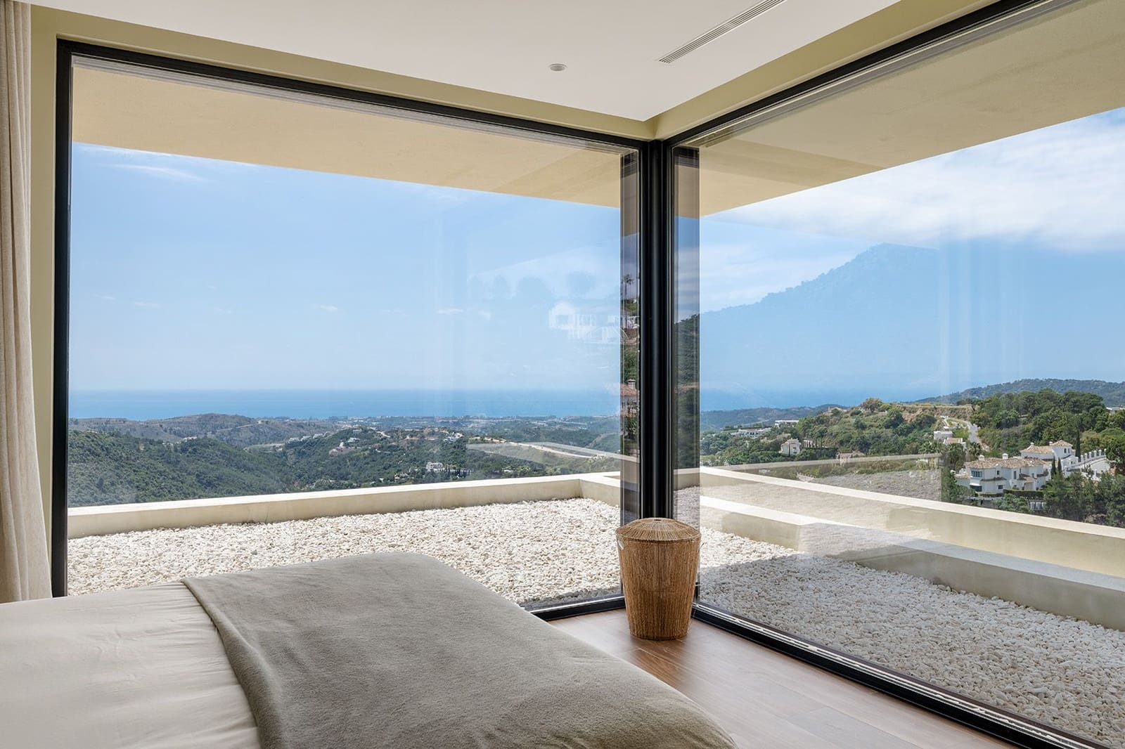 5 bedroom Villa for sale in Benahavis with pool - € 4,150,000 (Ref: 9849637)