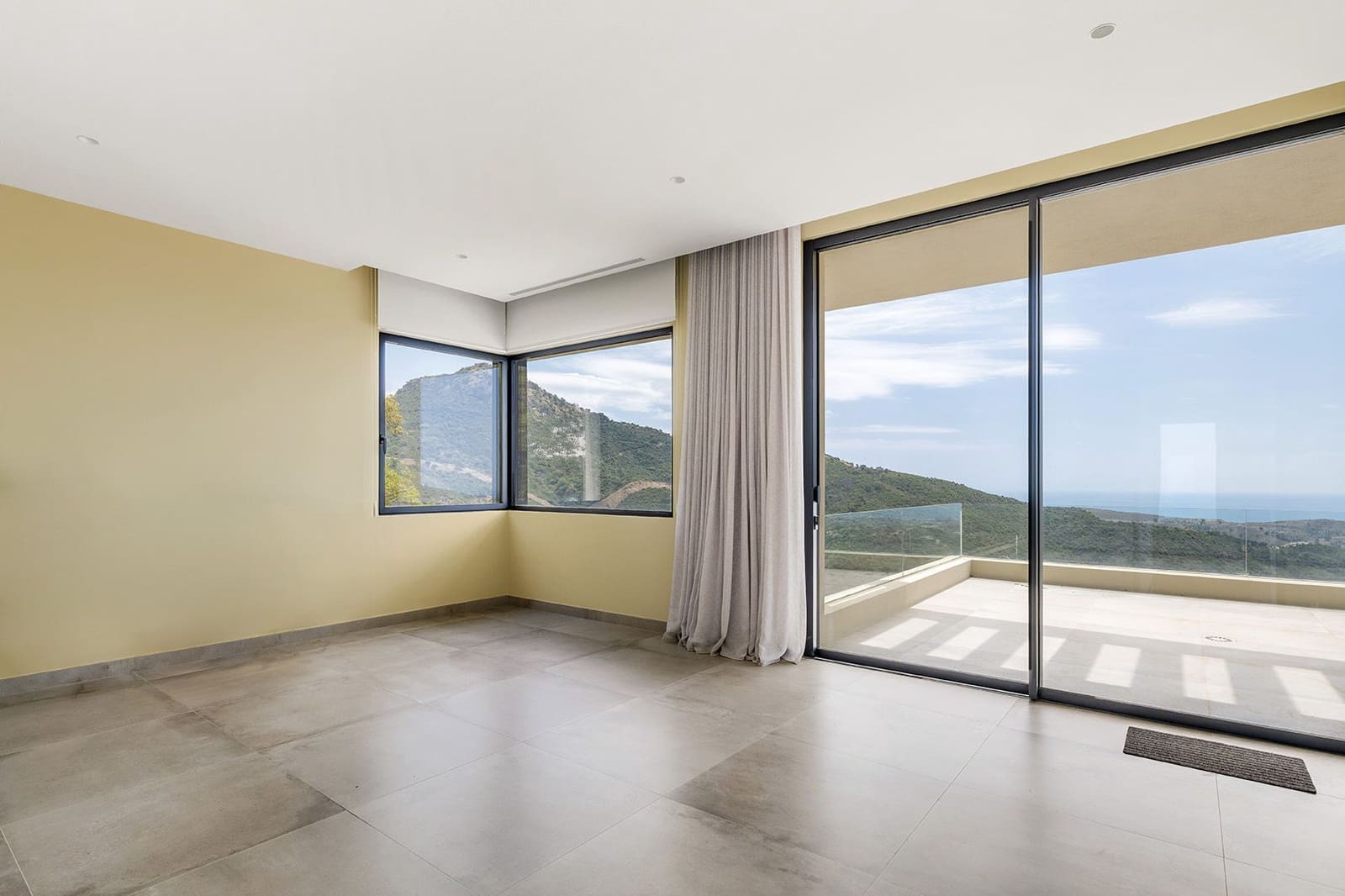 5 bedroom Villa for sale in Benahavis with pool - € 4,150,000 (Ref: 9849637)