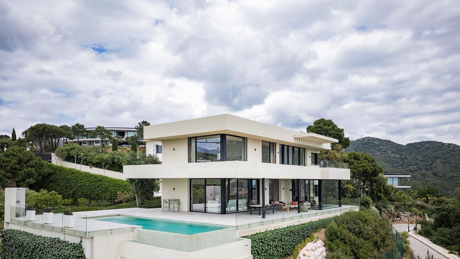 5 bedroom Villa for sale in Benahavis with pool - € 4,150,000 (Ref: 9849637)